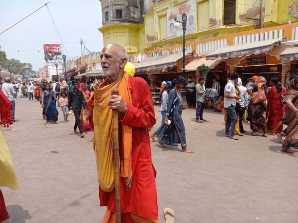 Devotees, pilgrims heading to Hanumangarhi (Image credit: Sumati Mehrishi)